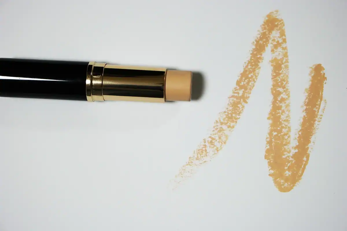 Produse cosmetice de machiaj, cu fond de ten sub formă de baton, în nuanțe de culoare