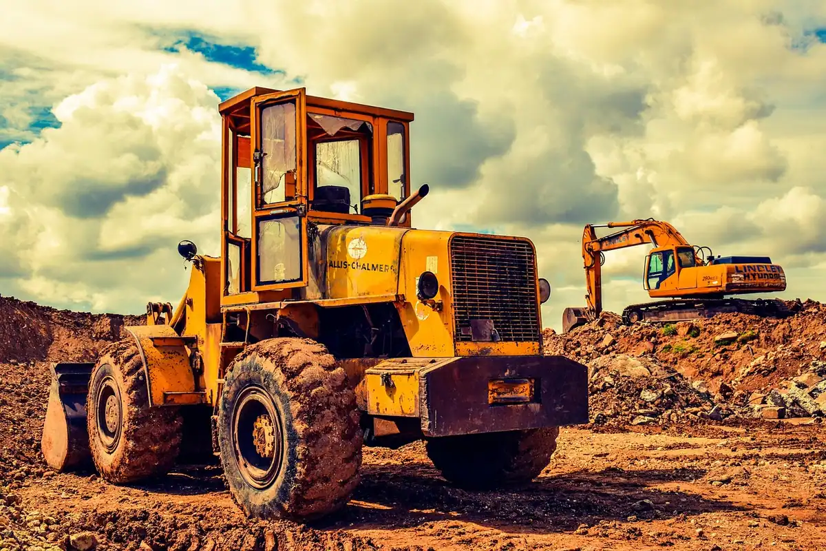 Buldozer galben pe un șantier, înaintea începerii lucrărilor de construcție