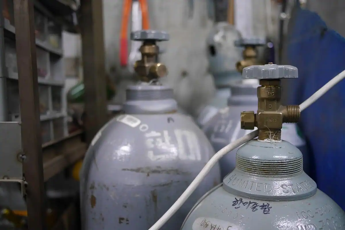 Rezervor metalic cilindric de tip industrial, asemănător unui boiler sau unui rezervor de gaz