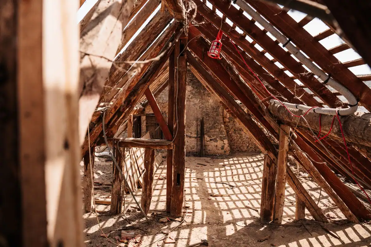 Structura de lemn a unui acoperiș vechi, înaintea montării barierei de vapori