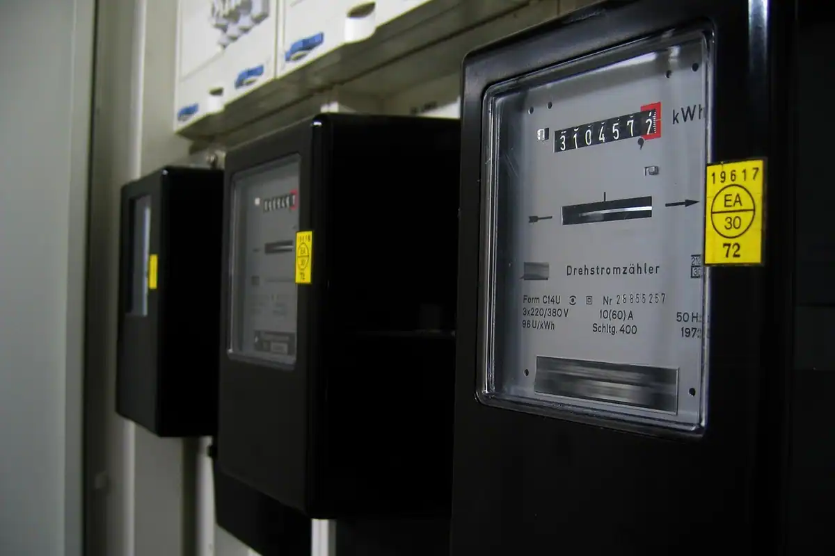 Contoare electrice montate pe perete, parte din branșamentele casei