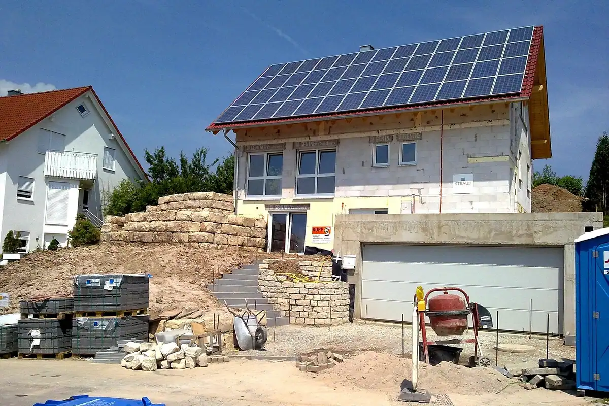 Casă cu panouri fotovoltaice pe acoperiș, aproape de finalizare