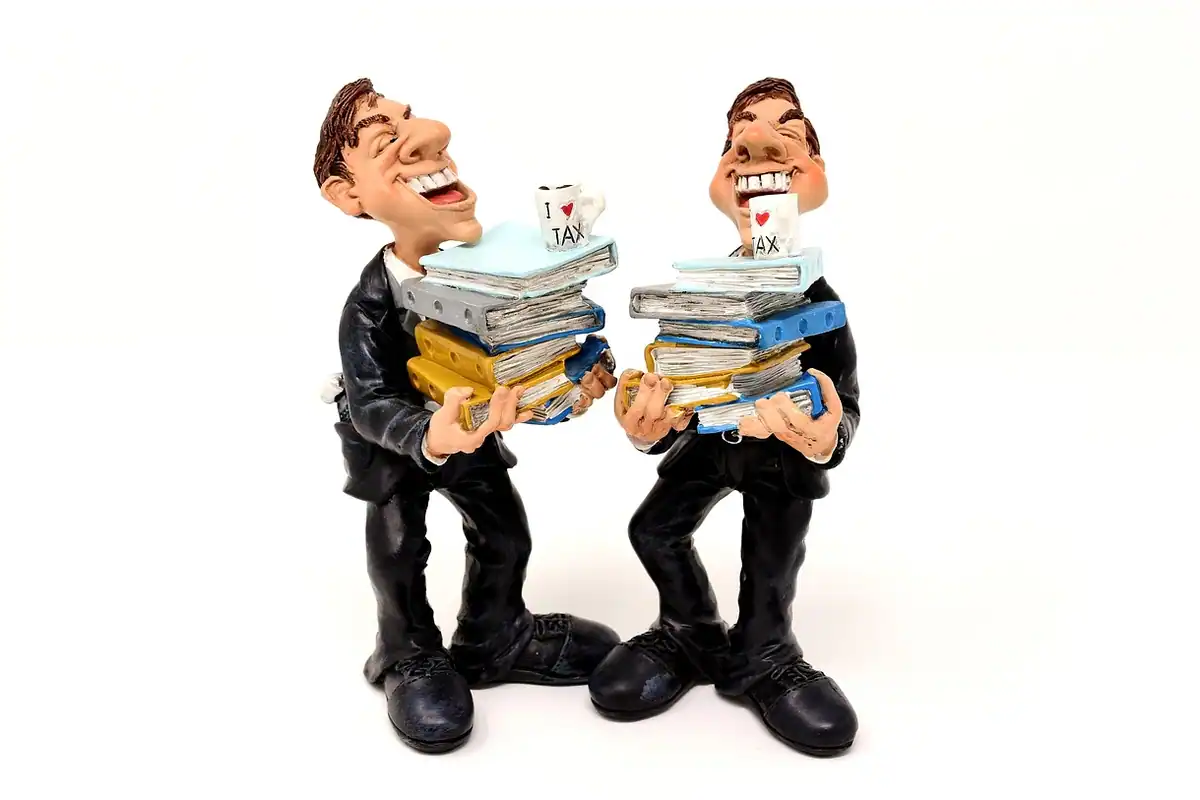 Teanc de dosare și hârtii pe un birou, într-un cadru de birou cu acte și documente fiscale