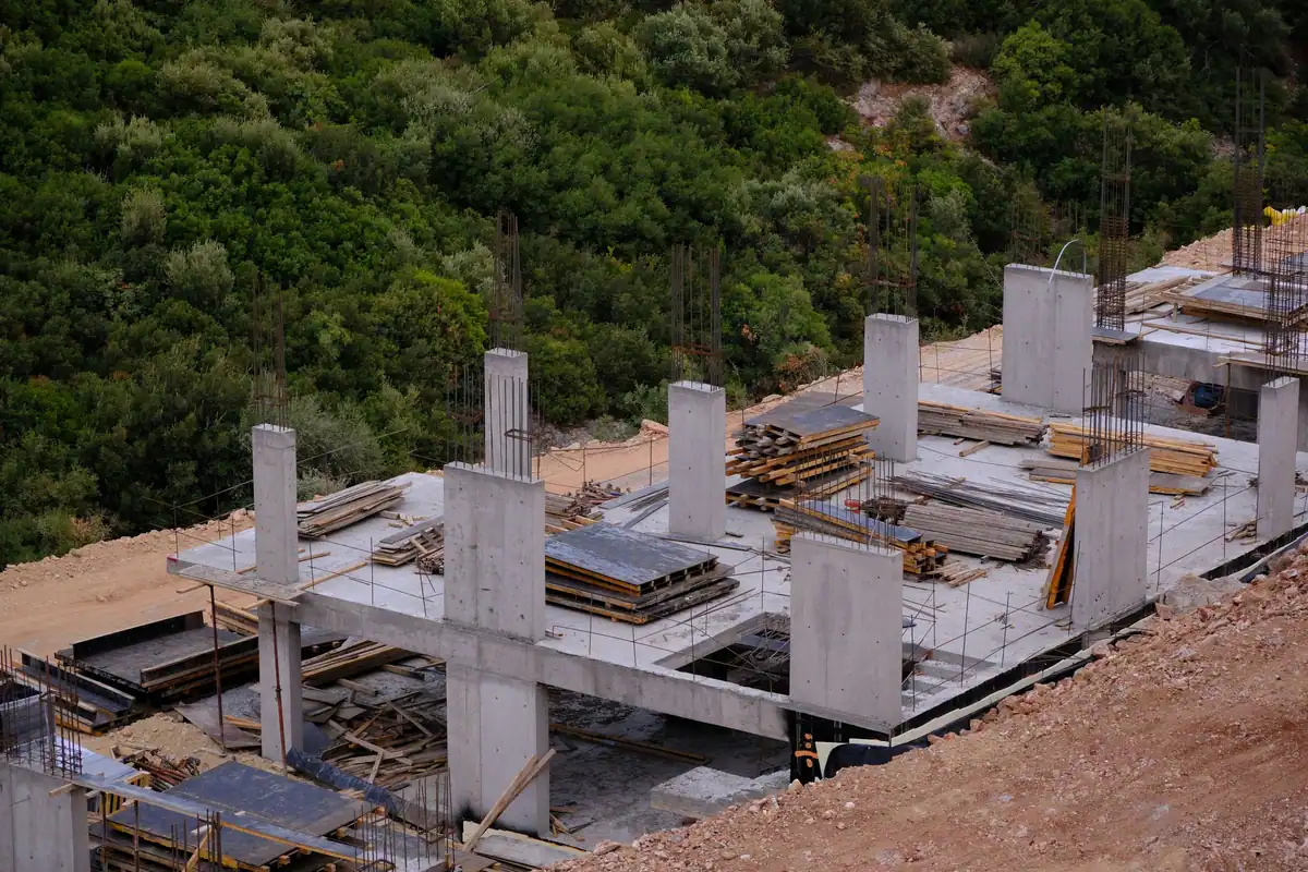 Stâlpișori de beton armat și cofraje pe structura unei clădiri în lucru