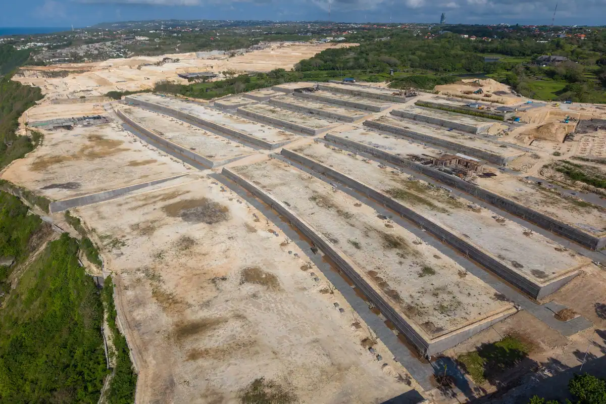 Teren întins pregătit pentru construcție, văzut de sus, cu parcele delimitate