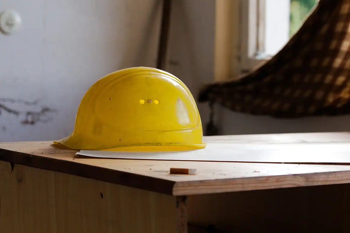 Masă din lemn cu planuri de arhitectură și elemente de proiectare pentru o casă