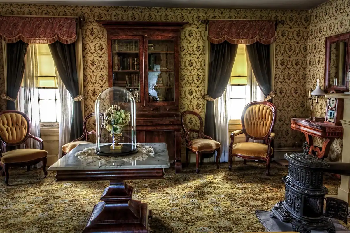 Cameră de zi veche în stil victorian, cu mobilier de epocă și decor istoric