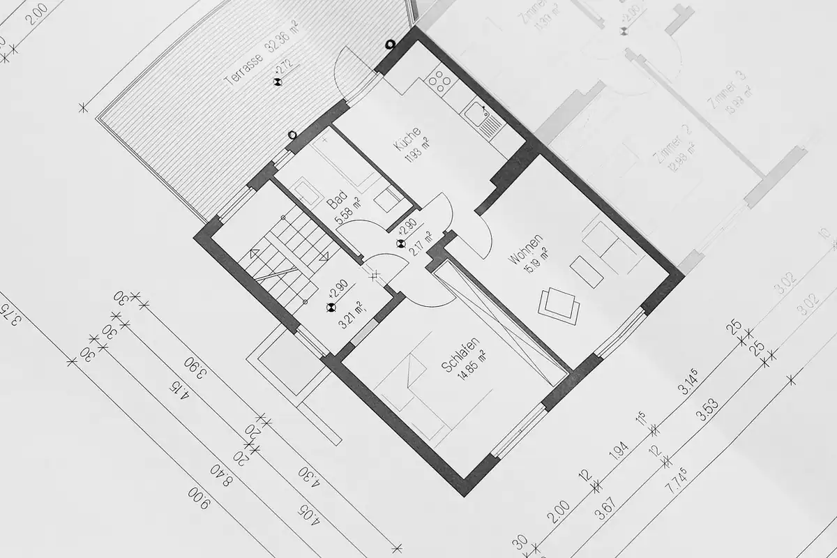 Plan arhitectural cu camere și cote desenat pe hârtie, în tonuri de gri