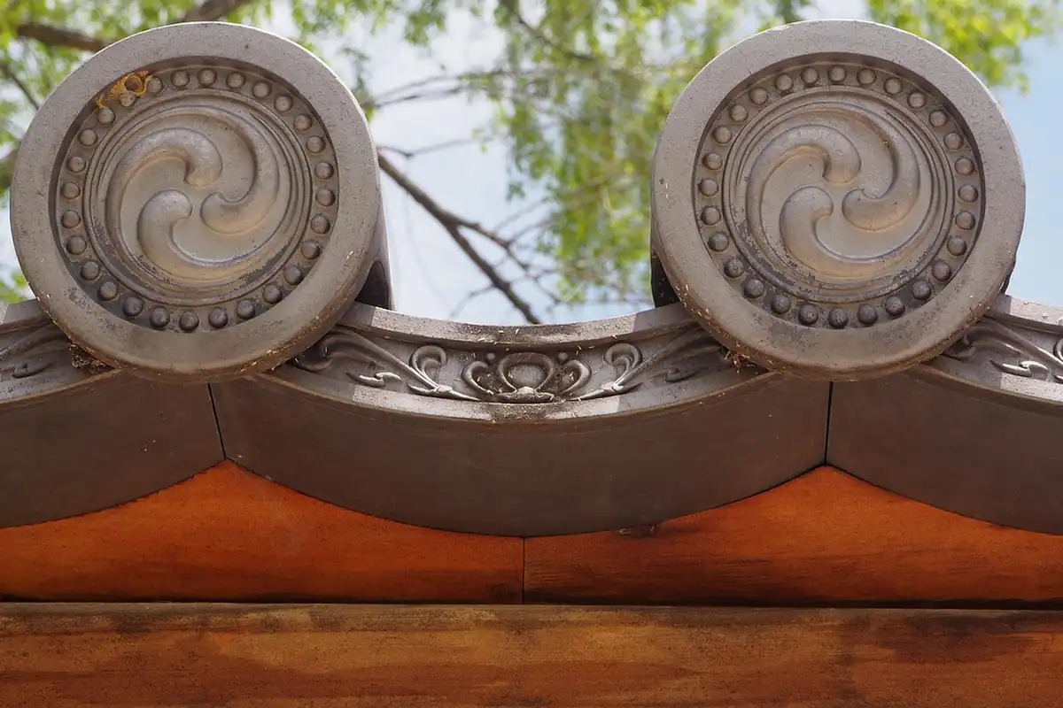 Acoperiș în stil oriental de la un templu asiatic, cu elemente decorative tradiționale