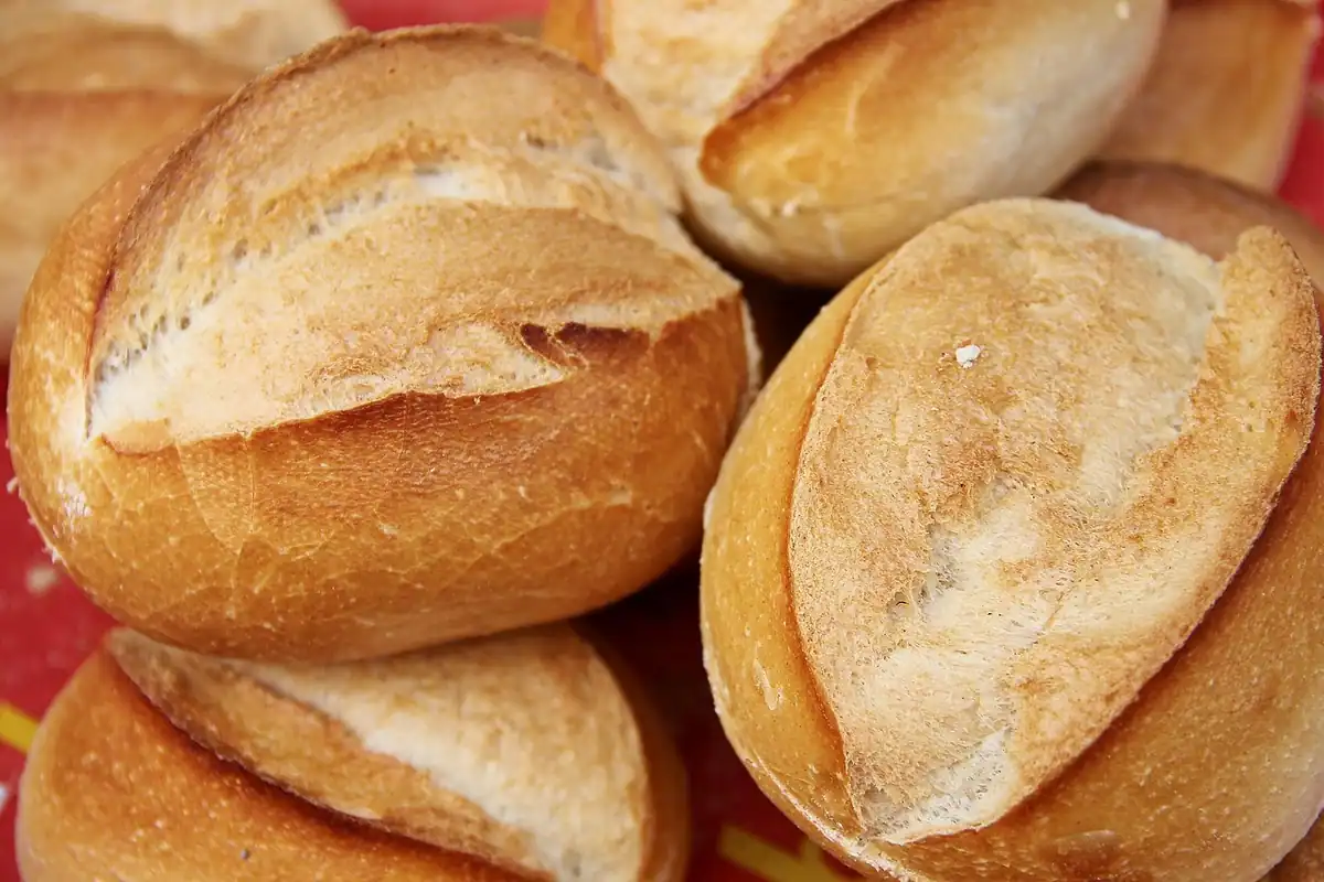 Chifle proaspete coapte, cu crustă, pregătite ca produse de panificație