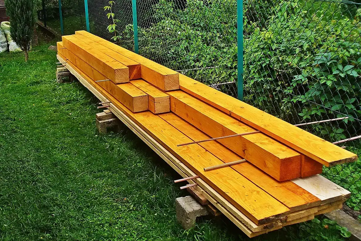 Scânduri și căpriori de lemn tăiate la fierăstrău, materiale pentru construcția unei case