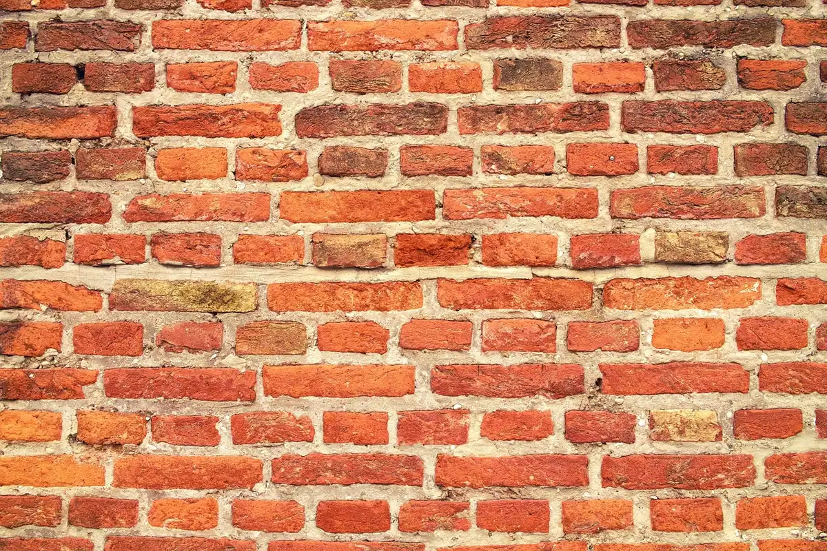 Zid de cărămidă cu textură aspră, construit din rânduri regulate de cărămizi