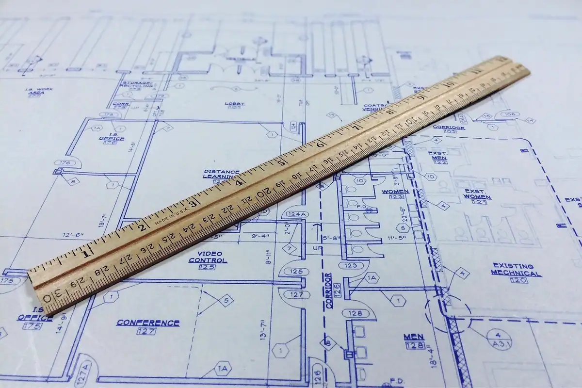 Plan arhitectural albastru cu riglă, desen de proiectare pentru o clădire