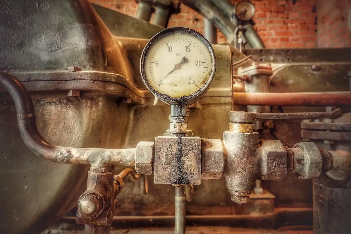 Manometru vechi pentru măsurarea presiunii, instrument industrial cu cadran