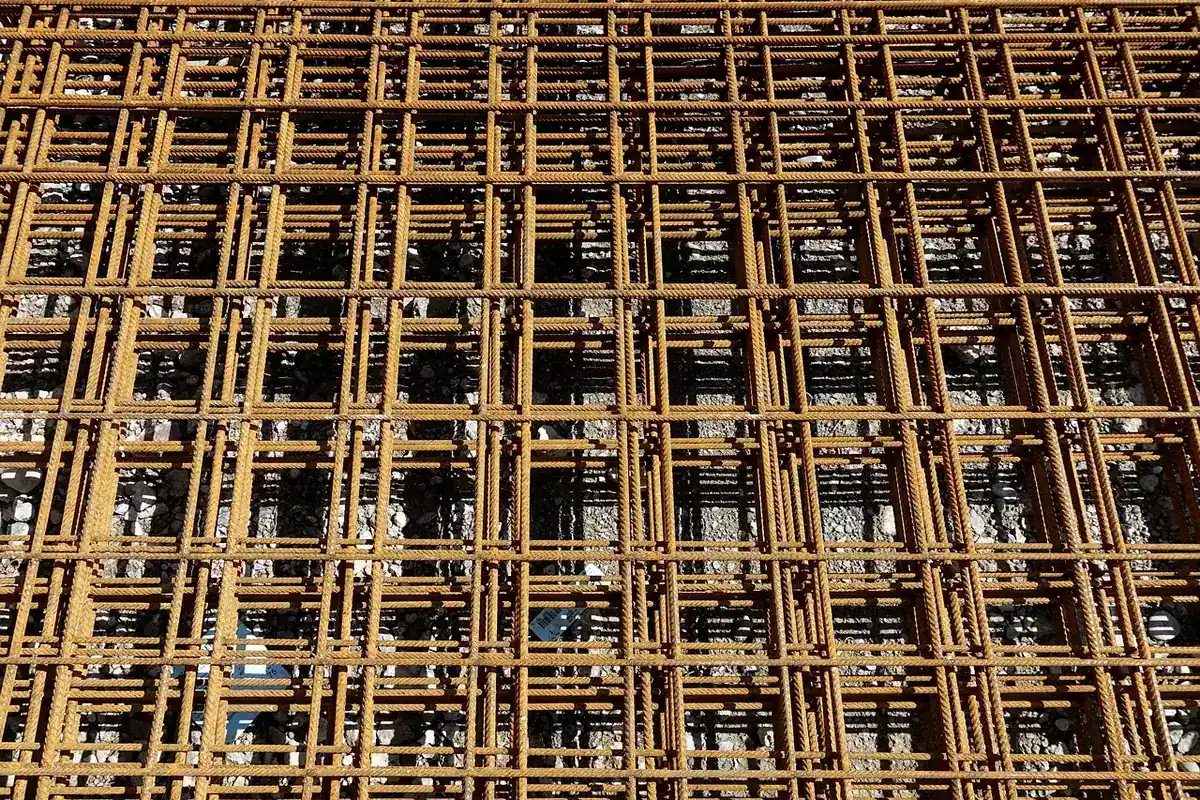 Armătură de oțel pentru beton, cu bare metalice, pe un șantier de construcție