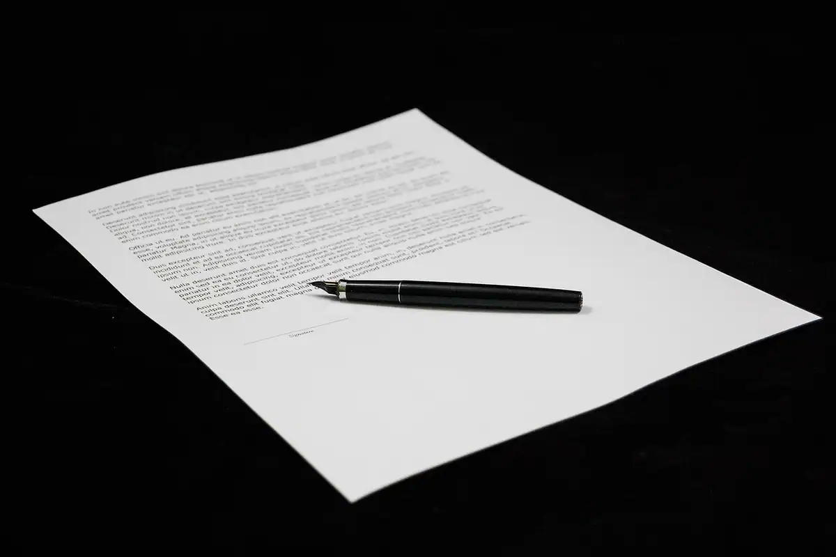 Document tipărit cu un stilou, pregătit pentru semnarea recepției lucrărilor