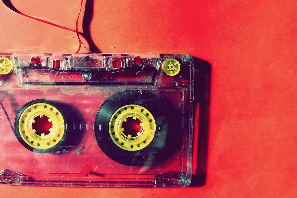 Casetă audio veche cu bandă magnetică, obiect retro legat de muzica pe casete