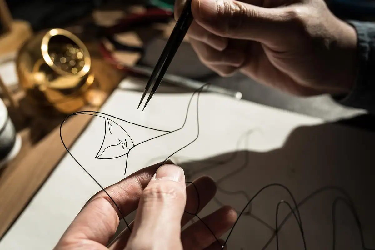 Sculptură din sârmă lucrată manual, obiect artizanal metalic