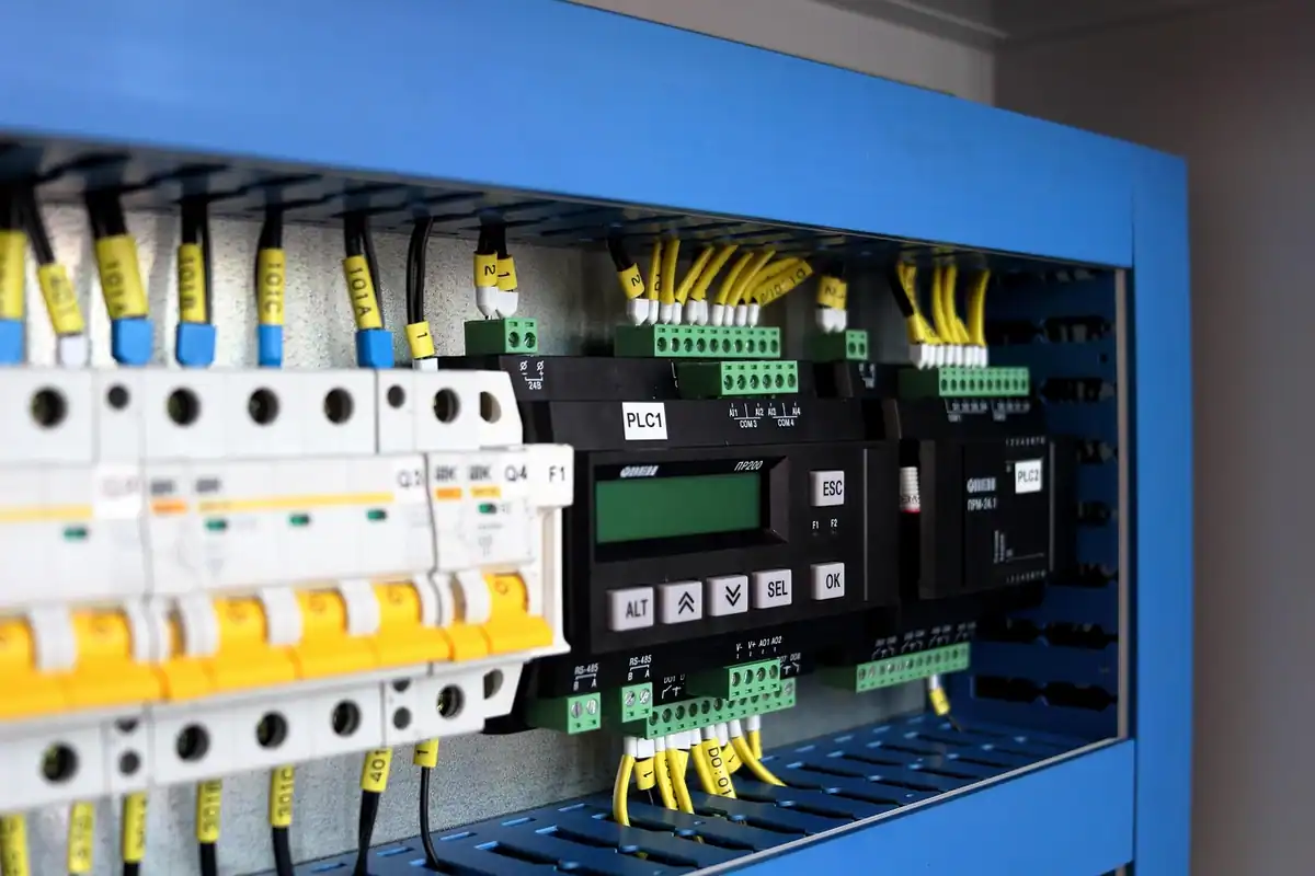 Dulap de comandă industrial cu automate programabile și comutatoare, montat într-un rack