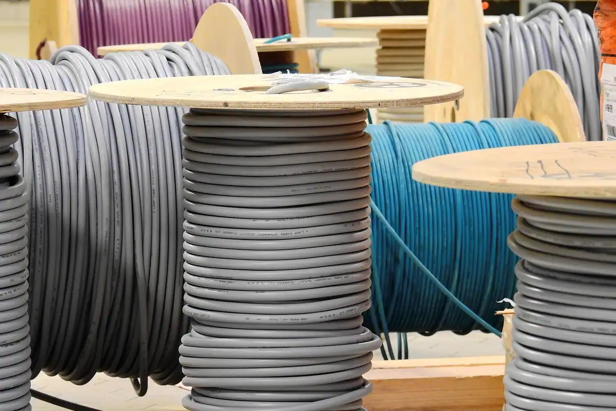 Cabluri electrice înfășurate pe tobe, pentru lucrări de instalații electrice
