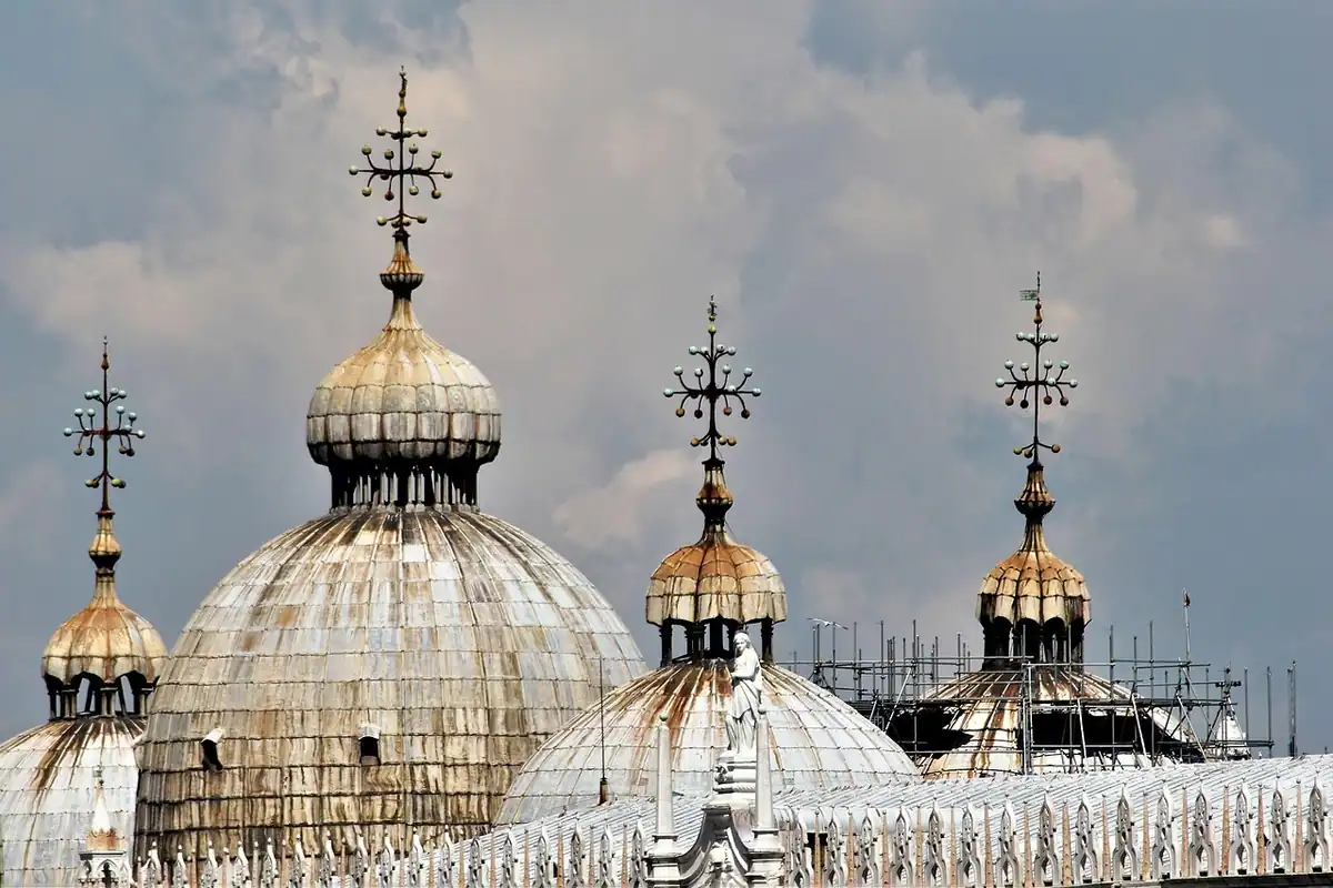 Bazilică istorică din Veneția, Italia, cu arhitectură de catedrală și cupole
