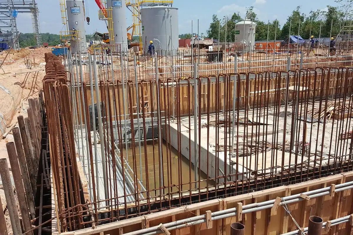 Cofraje și armături pe groapa unei fundații adânci, cu schele în jur