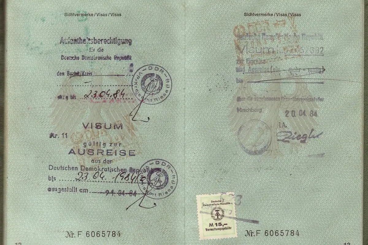 Pașaport vechi cu vize și ștampile, document de călătorie pe hârtie îngălbenită